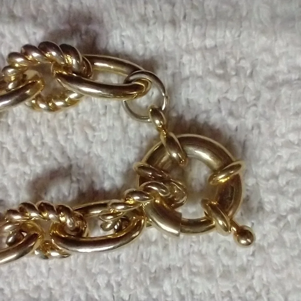 Goldtone twisted wire link large clasp bracelet